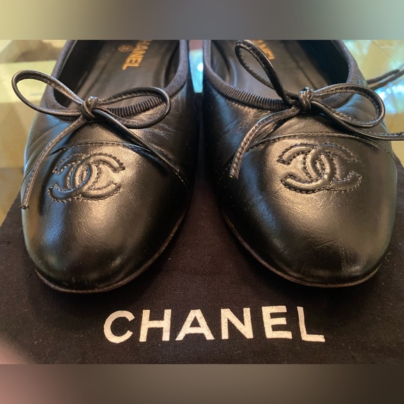 CHANEL Black Leather Loafers with Logo. EURO 39. GROSGRAIN & BOW ACCENTS LOVED - Picture 1 of 10